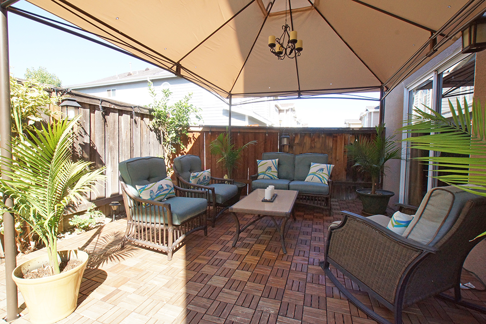 la homes for sale patio Ramiro & Erica Rivas