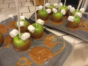 how-to-dyi-minnie-mickey-mouse-caramel-apples