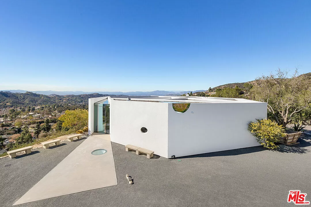 This image has an empty alt attribute; its file name is flea-la-crescenta-home-for-sale.webp